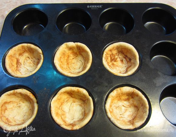 Положите диски  в форму для корзиночек и пальцами придайте им нужную форму. Не старайтесь делать это очень аккуратно, пусть будет художественный беспорядок. Поставьте форму в предварительно разогретую до 200 градусов духовку на 15-20 минут.