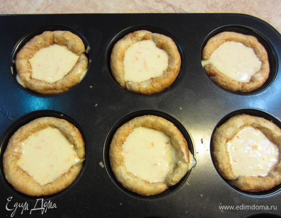Аккуратно заполните все корзиночки заготовкой крема. Не переливайте крем, т.к. он немного поднимется.