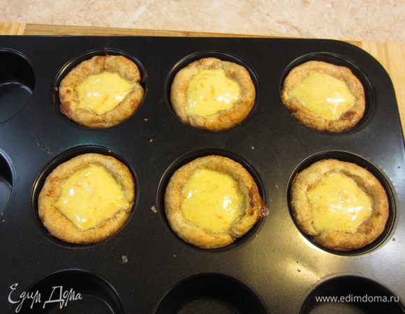 Поднимите температуру духовки до 210 градусов и выпекайте пирожные с кремом в течение 10 минут. Вы поймете, что крем готов, когда увидите, что он поднялся и схватился по краям (в центре он будет по прежнему немного дрожать).