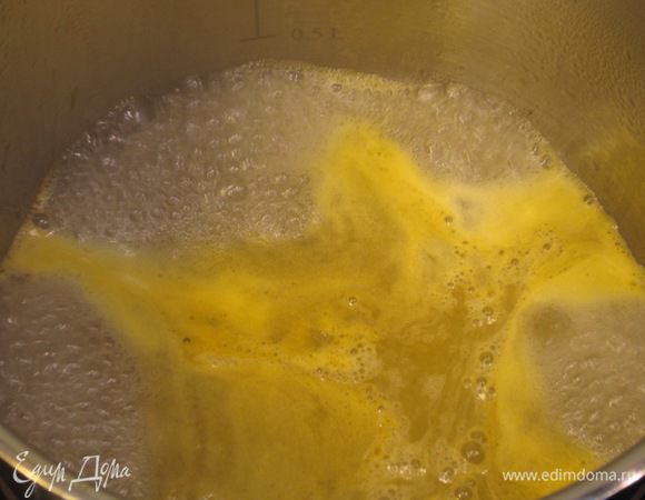 Поставьте кастрюлю на средний огонь. Положите туда 5 ложек сахара и выжмите сок 1 апельсина. Имейте ввиду, что температура карамели значительно превышает 100 градусов, поэтому ожог даже от небольшой капли будет весьма существенен. Поэтому никаких игр и никаких детей на кухне.