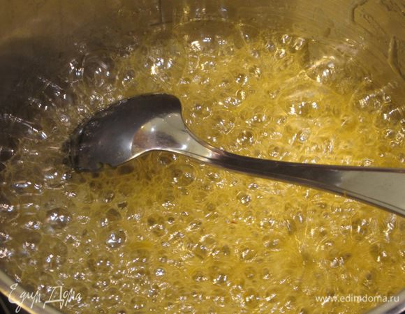 Теперь никуда не отходите от кастрюли, т.к. сейчас проморгать карамель можно в два счета.
Ярко желтый сироп начнет темнеть и вот она - карамель. Лично я немного не додержал и карамель у меня она получилась больше похожа на густой сироп.