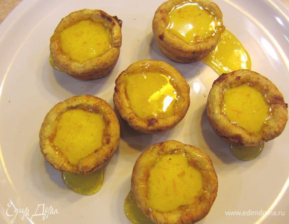 Аккуратно снимите кастрюлюи с плиты и разлейте ложкой карамель на крем в корзиночках.