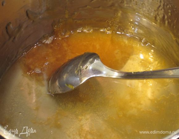 Теперь в кастрюлю налейте довольно много воды, чтобы все разводы карамели в кастрюле прикрылись водой. Положите туда же ложку и поставьте на огонь. Только так вы сможете удалить остатки карамели из кастрюли. Вода закипит и карамель превратится в сироп. После этого кастрюлю и ложку будет легко отмыть.