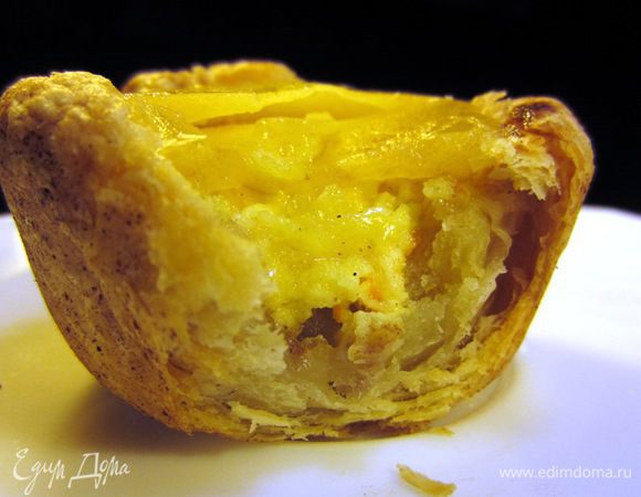Важно!
При изготовлении карамели соблюдайте технику безопасности. Карамель делайте сразу, т.к. крем, когда остынет, может слегка осесть и толщина карамели будет слишком большая, чтобы ее было комфортно "перекусывать".
Я использовал бездрожжевое тесто, но в данном рецепте замечательно подойдет и дрожжевое. В качестве цедры можете использовать цедру лайма. В этом случае запах и вкус пирожных будет еще интереснее.