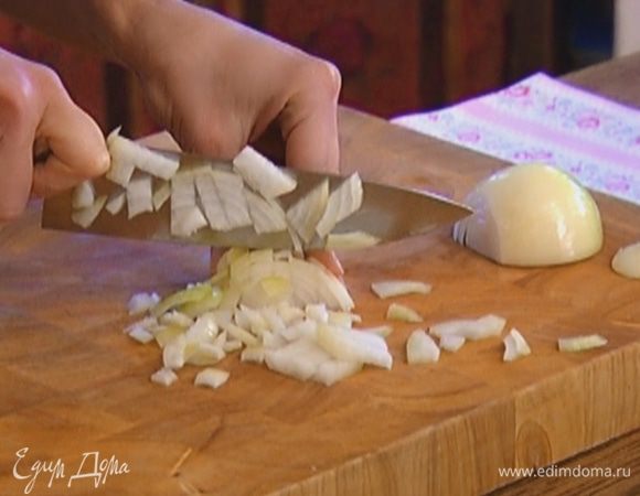 Лук почистить и мелко порубить.