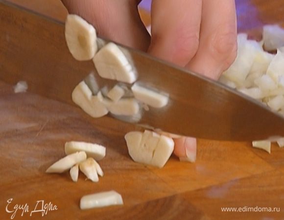 Чеснок почистить, раздавить плоской стороной ножа и измельчить.