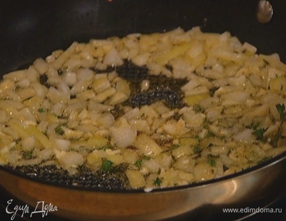 Разогреть в сковороде оливковое масло, выложить лук, чеснок и половину листьев тимьяна. Посолить, поперчить и обжаривать до прозрачности.