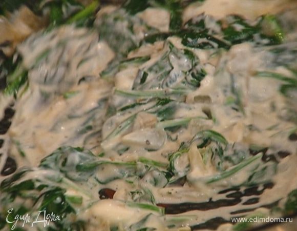 Добавить сливочный сыр, перемешать.