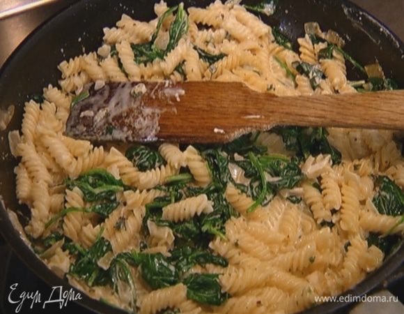 Добавить оставшийся тимьян, если нужно, влить немного воды, в которой варились макароны, и сразу подавать.