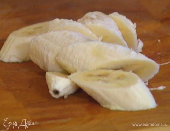 Бананы почистить и нарезать.