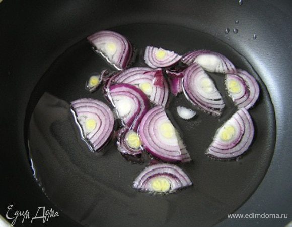 На растительном масле обжарить лук, нарезанный полукольцами,