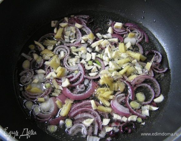 добавить мелко нарезанный чеснок и имбирь, слекга обжарить,