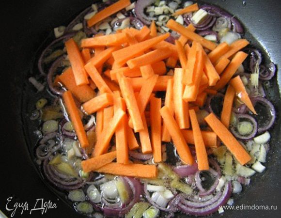 добавить морковь, нарезанную соломкой, обжарить,