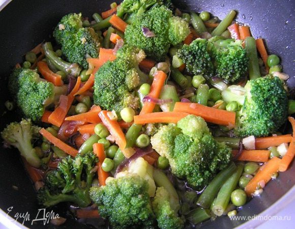 тушить до мягкости, но чтобы овощи остались хрустящими, примерно 10 минут. Через 5 минут во время тушения ещё раз перемешать и посолить.