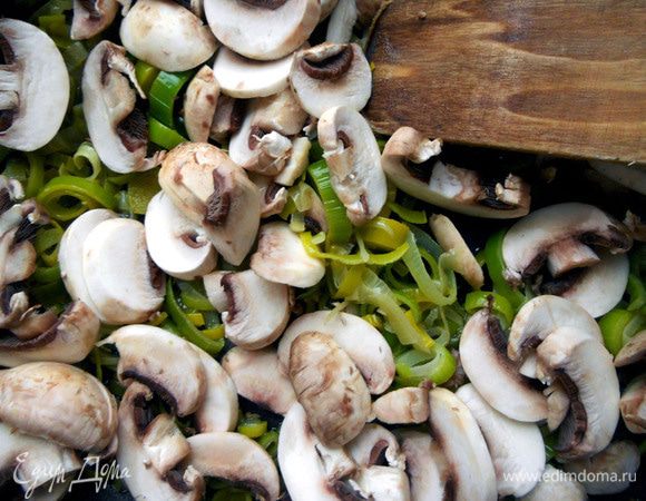 Присоединить шампиньоны и обжаривать еще несколько минут (главное, чтобы раскрылся аромат), либо до желаемого состояния. 