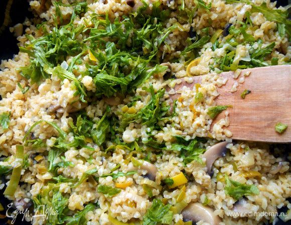 Соединить булгур, шампиньоны и лук, добавить горсть измельченной руколы. Оставить на минуту пропитаться ароматами, и подавать. 