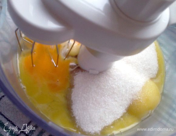 Соединить желтки с сахаром. 