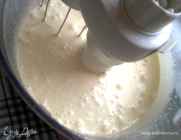 Хорошо растереть с помощью миксера, пока желтки не посветлеют, около 3 минут. 