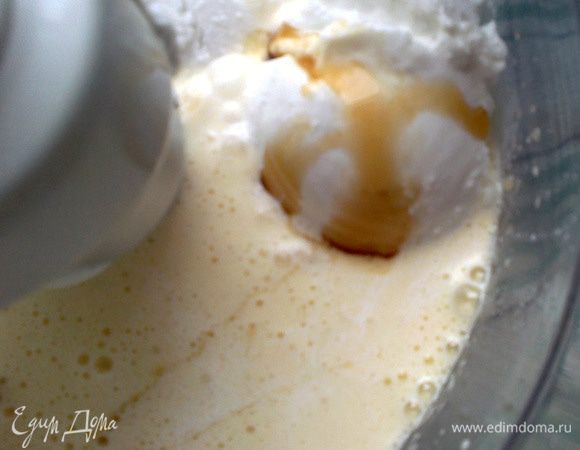 Вмешать сливки, кокосовое молоко (всю мякоть и 1-2 ст.л. жидкой части), ванильный экстракт, еще немного взбить. 