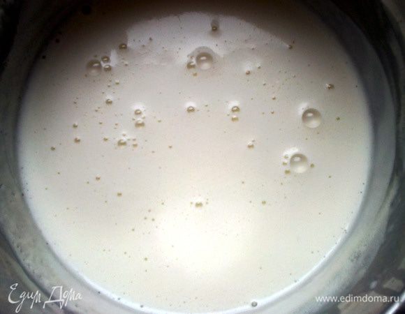 Перелить в миску/кастрюлю и поставить на водяную баню. Готовить, регулярно помешивая, минут 10-12. Охладить, после чего выложить массу в емкость, пригодную для замораживания, и отправить в морозильную камеру. Замораживать около 4 часов+-, несколько раз хорошо перемешать вилкой, разбивая кристаллы. Мороженое мягкое (если замораживать более 4 часов - станет крепче), достаточно быстро тает, но очень вкусное:)