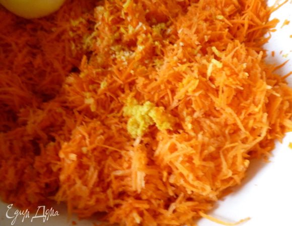 Морковь почистить и натереть на терке мелкой стружкой,натереть цедру половины лимона.