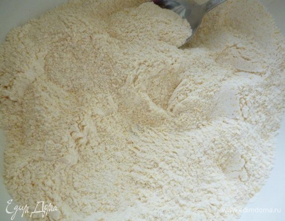 Смешать пшеничную муку с кукурузной мукой и с разрыхлителем.