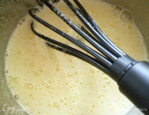  Яйца взбить с сахаром до посветления и легкого загустения.