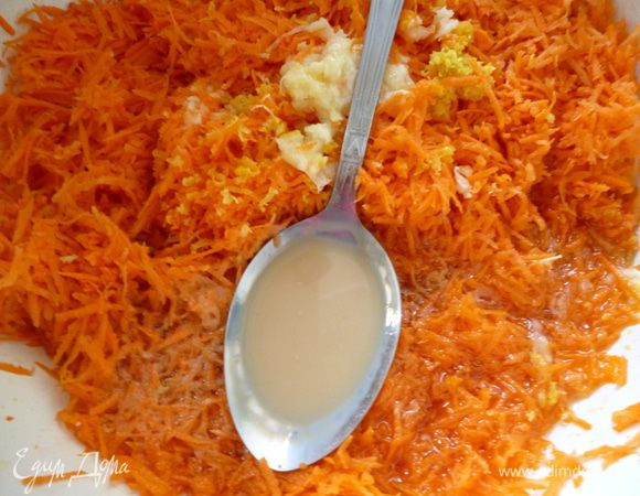 К натертой моркови добавить растительное масло,ликер и яичную смесь,ванильный сахар.