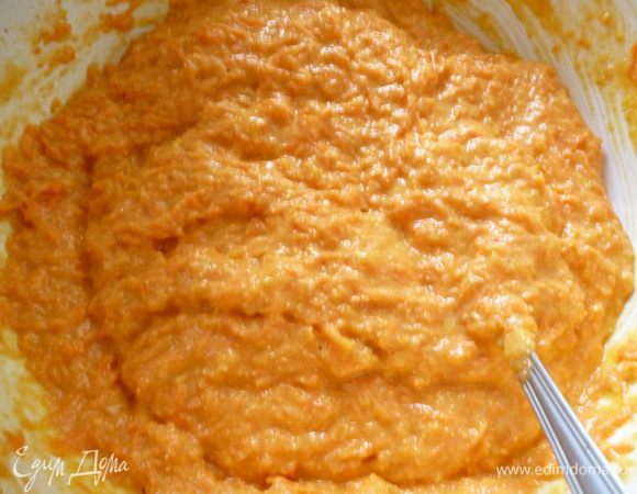 Добавить мучную смесь и тоже перемешать.Дать тесту постоять 5-10минут.