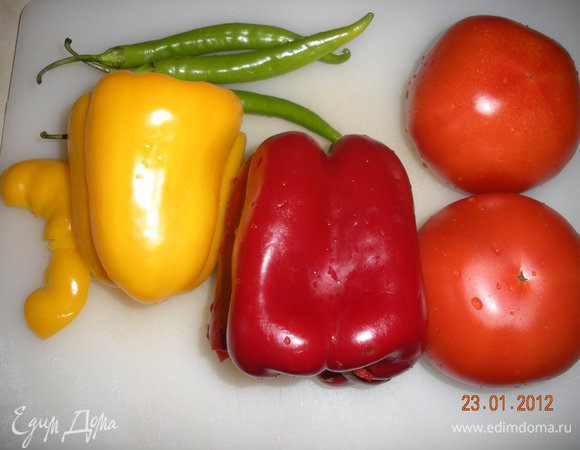 Порезать сладкий перец брусочками, острый перец кружочками, помидоры мелкими кубиками))) Чтобы глаз радовало!!!