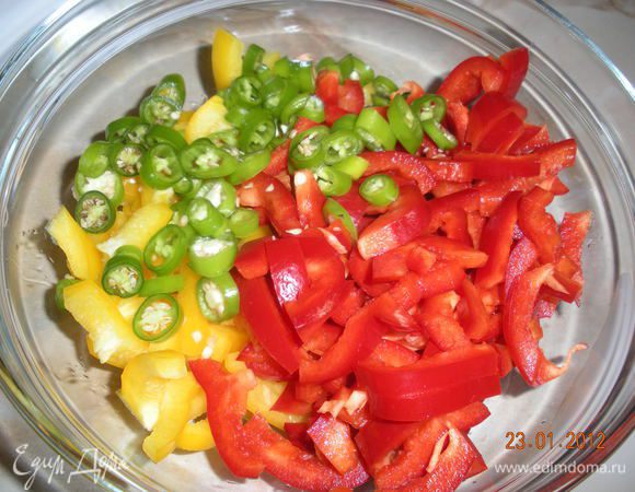 Налить в кастрюлю воды, поставить на огонь. Всыпать фарш. Дать покипеть совсем чуть чуть, ведь мы его обжаривали. Добавить кукурузу и фасоль, предварительно слив жидкость. Затем соль, томатную пасту.