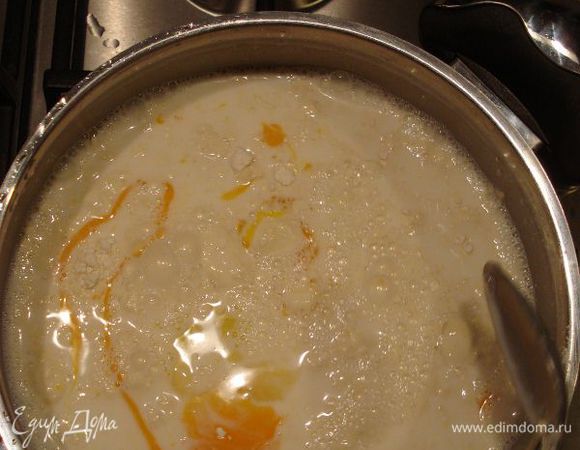 Смешаем и доведем до однородной массы,молоко,сахар,муку,яйцо и крахмал