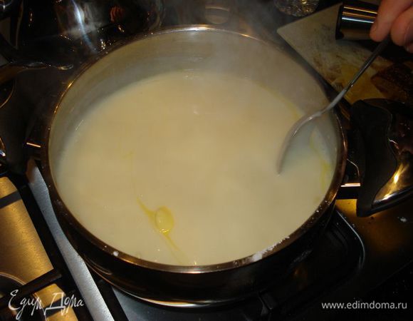 Ставим на огонь и тщательно все помешиваем до загустения