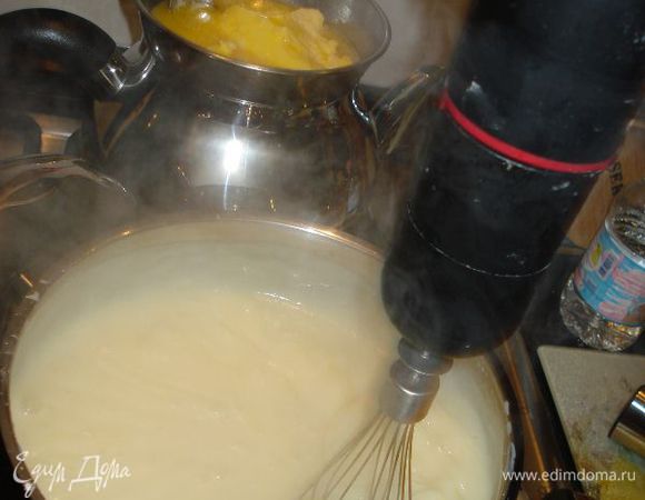 Когда наш крем начнет закипать,добавляем ваниль и масло,берем блендер и перемешиваем наш крем на медленном огне 5-7 мин.
И отправляем на балкон остывать