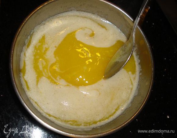 Растопим масло на водянной бане,берем протвень застилаем пищевой бумагой и выкладываем 30 листов теста,каждый смазывая маслом