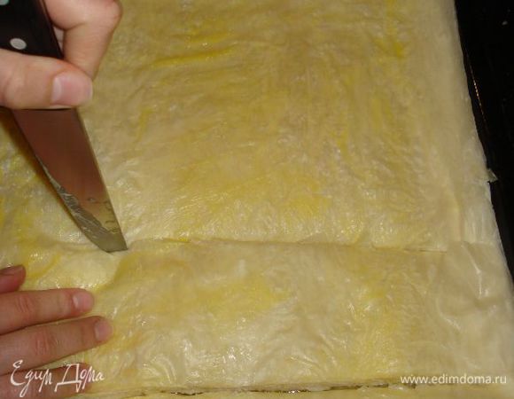 разрезам наш десерт на квадратики и отправляем в предварительно разогретую до 180 гр духовку на 40-45 мин,доведя десерт до золотистого цвета