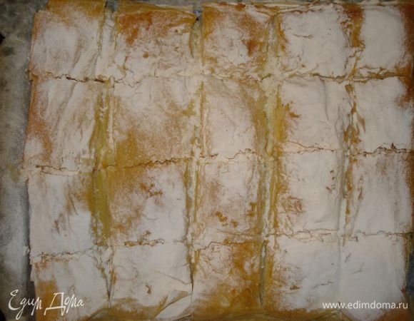 посыпаем все сахарной пудрой и наше пироженое готово