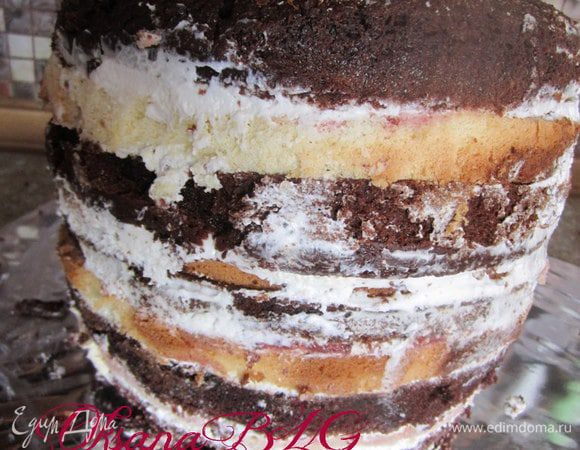 Для первого варианта торта у меня было два бисквита, шоколад на кипятке и классический. Приготовив бисквиты их нужно хорошо охладить, разрезать на коржи, коржи не должны быть тонкими. Приготовить крем, у меня сметано-творожный, достаточно густой. Для такого торта хорошо подойдет маслянисто-заварной крем или масляный.Коржи перемазать кремом. Поставить в холодильник на 3-4 часа для пропитки. Для того чтобы торт не перекосился, закрепить его длинными деревянными шпажками. После пропитки, торту придать форму бочонка.