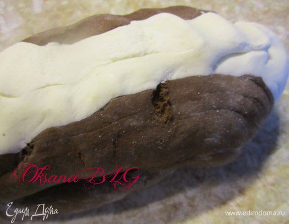 Приготовить шоколадную мастику и мастику из маршмелоу. Смешать их, складывая и растягивая.