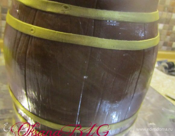 Прикрепить полоски покрытые кандурином.