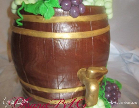 Прикрепить предварительно подготовленный "краник" из шоко мастики.