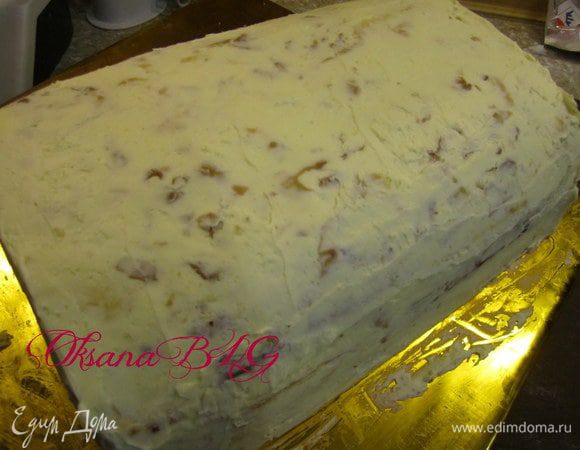 Второй вариант бочки. В основе тортика у меня "Наполеон" с вишней. После пропитки торта, придать ему форму полу бочки. Покрыть масляным кремом.