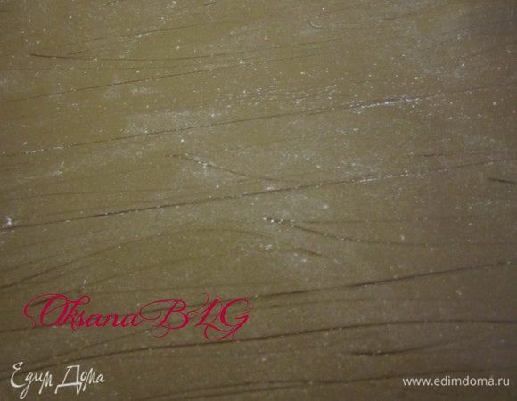 Мастику раскатать, придать структуру дерева.