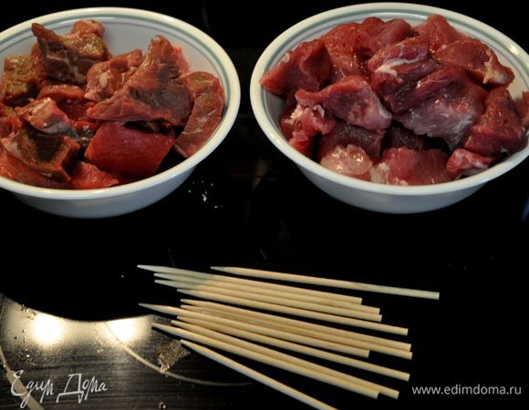 Поставить сковороду на огонь разогр.масло для жарки.Мясо чередуя говядина свинина нанизать на дерев. шпажки.
Посолить и поперчить.