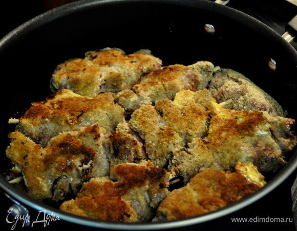 Отправлять на разогретую сковороду,обжаривая со всех сторон.