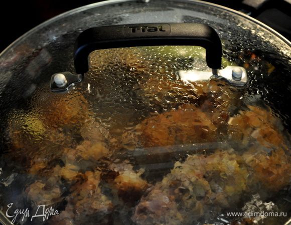 Добавить бульон,закрыть крышкой и готовить  примерно 45мин. на сред.огне.