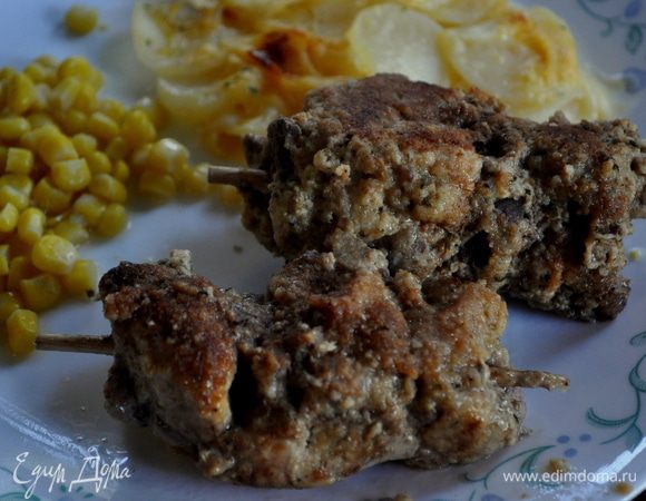 Готовое мясо на шпажках подавать горячим с любым гарниром.