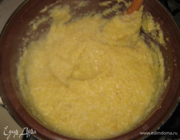 Варим поленту: в кипящую воду добавляем кукурузную крупу,соль, постоянно мешая что-бы не образовалось комочков. Варим до готовности. Полента должна быть достаточно густой, смотрите в процессе варки по консистенции, я бы рекомендовала налить сначала 4-4,5 стакана воды, а потом доливать по мере необходимости. В сваренную горячую поленту добавляем сливочное масло и перемешиваем. Даем немного остыть, но не до холодного состояния!