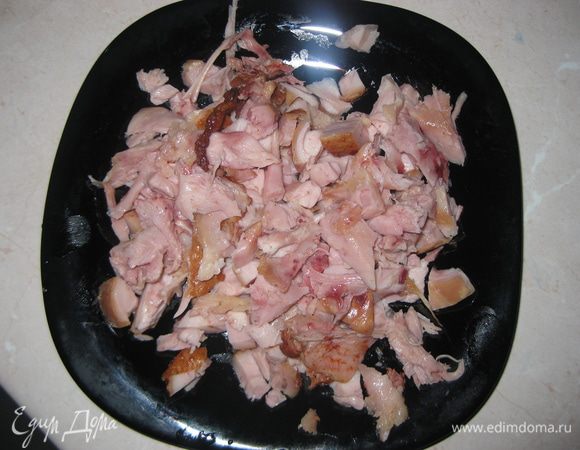 Мелко нарезаем копченую курицу. У меня была четверть.