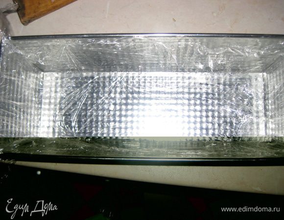Продолговатую форму для кексов выстилаем внутри пищевой пленкой.